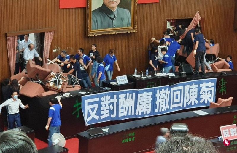 占据台湾立法院议场的国民党立委尝试阻止在门外的民进党立委进入。（图：自由时报）