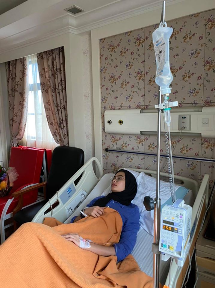 雪芙菈患上骨痛热症，在吉隆坡私人医院治疗时，也拍了躺在病床上的照片，放在其脸书上，以通知亲友。