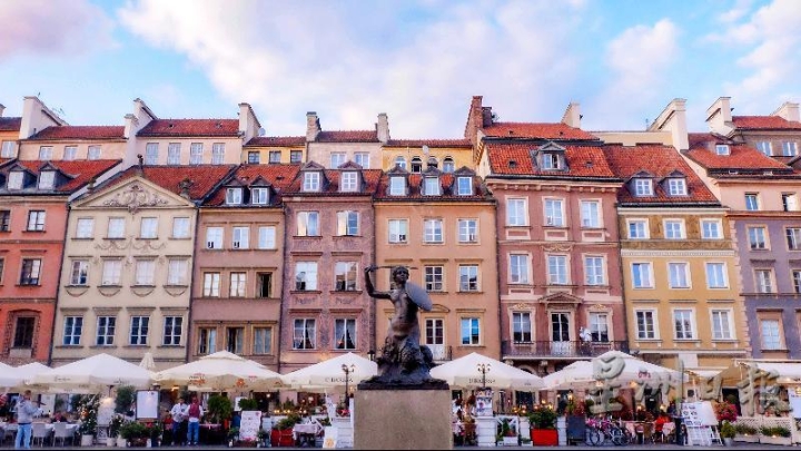 华沙老城区里的美人鱼雕像，右手持剑左手举盾牌，与哥本哈根的美人鱼不一样。