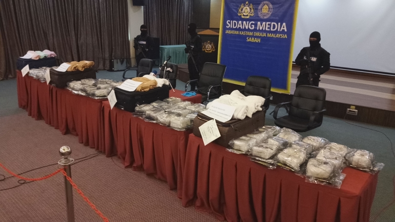 关税局展示4人携带的行李箱以及毒品。