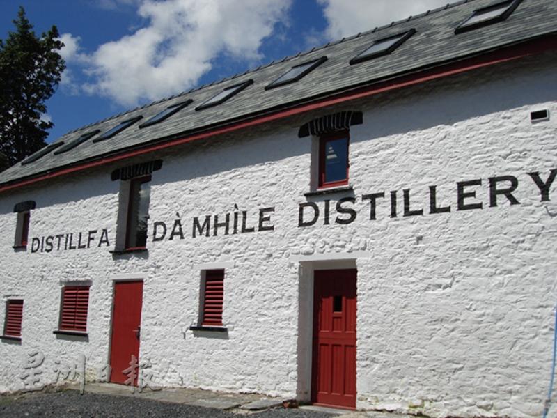 达米勒酿酒厂位于西威尔士兰迪苏尔附近，第一瓶有机单一谷物威士忌在2016年开始装瓶。