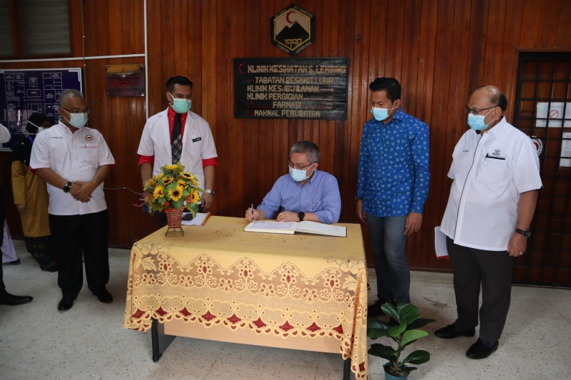 阿汉峇峇（中）巡视完林明卫生局诊所后签名留念。左起为莫哈末沙必安、旺在那阿比丁，右起为苏海米及莫哈末沙哈。