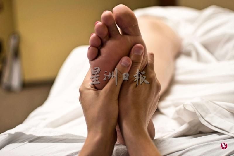 对许多人而言按摩是调理身体健康的传统途径,有更多老年人,因健康问题需要每星期找按摩师调理。 对许多人而言按摩是调理身体健康的传统途径,有更多老年人,因健康问题需要每星期找按摩师调理。