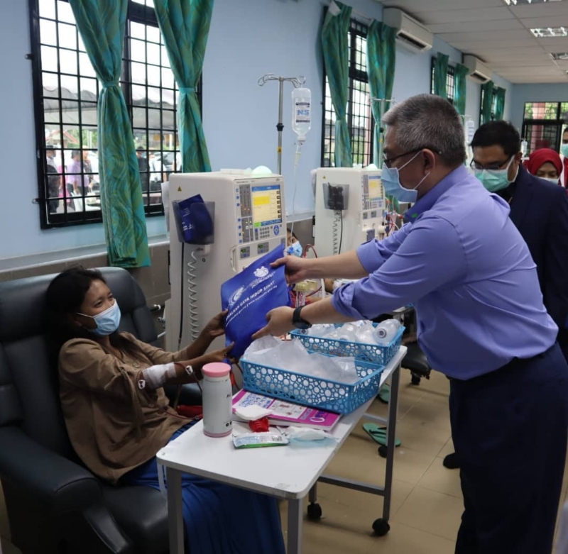 阿汉峇峇（右）巡视林明卫生局诊所的洗肾部门。