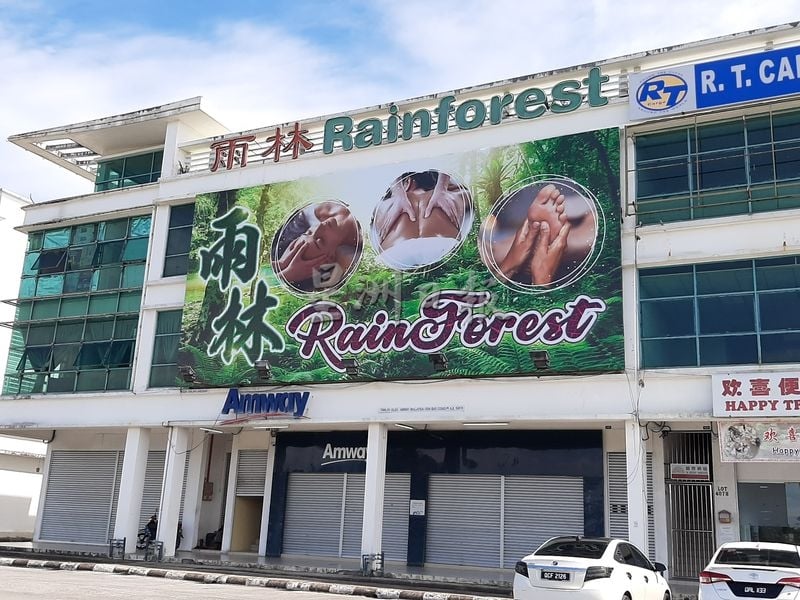 足部按摩和按摩中心被允许在7月1日复业,但只开放给大马籍员工复工,包括视障按摩师,唯独外籍人士不被允许。这公平吗? 足部按摩和按摩中心被允许在7月1日复业,但只开放给大马籍员工复工,包括视障按摩师,唯独外籍人士不被允许。这公平吗?