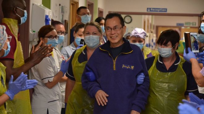 菲力克斯康复出院时，有200名医护人员为他鼓掌。（照片取自BBC）