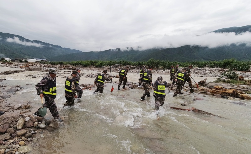 救援队员在冕宁县彝海镇搜救。（图：新华社）