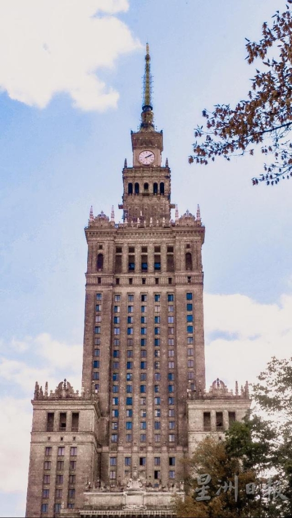 修建于1952年的科学文化宫是波兰最高的建筑物，壮观而粗犷，典型的共产主义建筑。