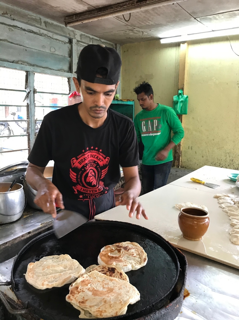 峇都交湾印度煎饼是当地人“国民早餐”，已卖 了30多年。