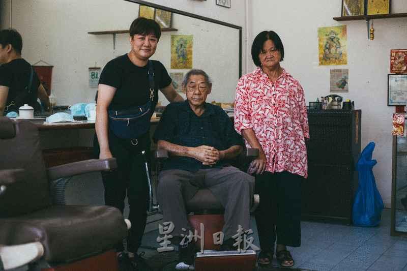 刘丁龄坐在理发凳，与妻子和女儿晓萍在老店合影。