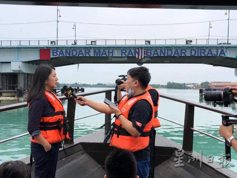 杨美盈（左）回返选区拍摄旅游短片，希望麻坡旅游业早日复苏。