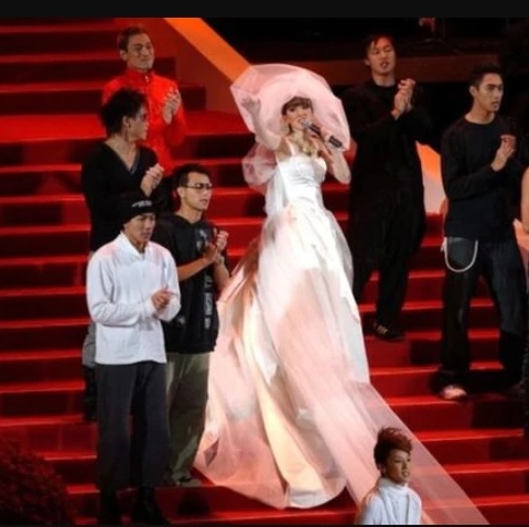 梅艳芳2003年生前最后演唱会安可时穿婚纱表演，她的徒弟与好友也上台支持。