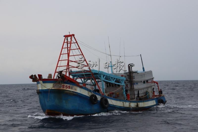 其中一艘非法闯入我国海域捕鱼的越南渔船被扣查。