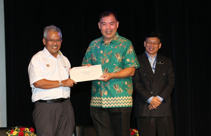 诺扎里哈玛（左）颁发行政援助金予雪隆峇峇娘惹后裔协会主席陈再政（中），右为丹阿旺。