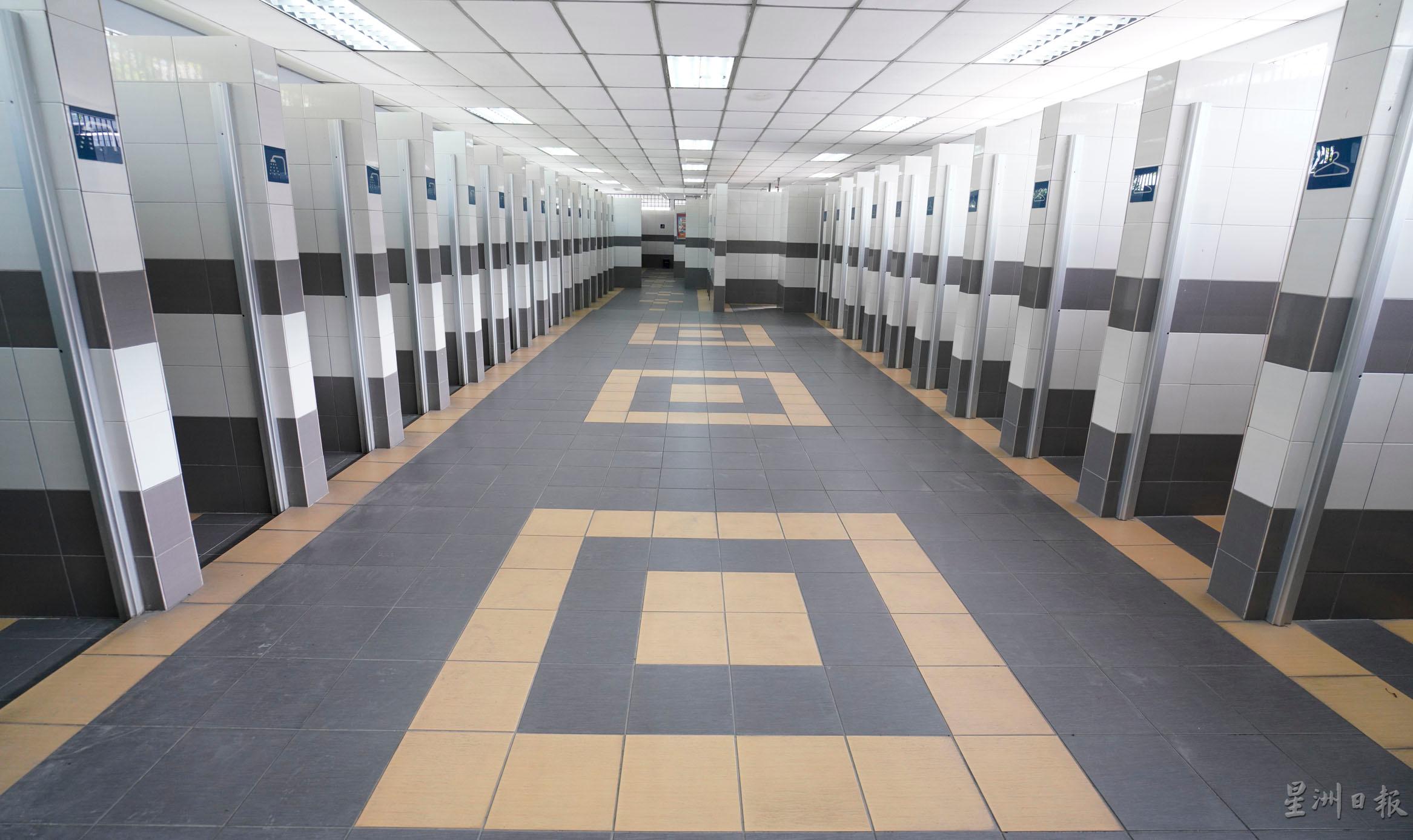 当局也限制进入淋浴室和厕所的人数，以避免空间拥挤。