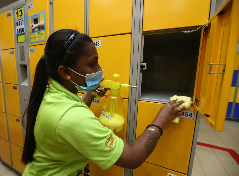 顾客每次使用储物柜后，工作人员将擦拭和消毒。

