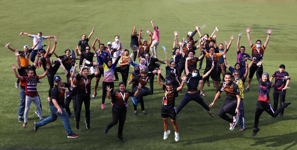 “前往東京之路”部分選手在集訓營結束後，高跳歡呼拍照留念。（國家體理會臉書照片）