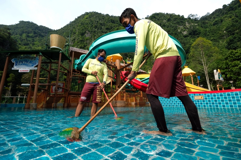 怡保双威打扪迷失乐园为了迎接7月1日的重新开业，员工都积极的在清理泳池的工作。