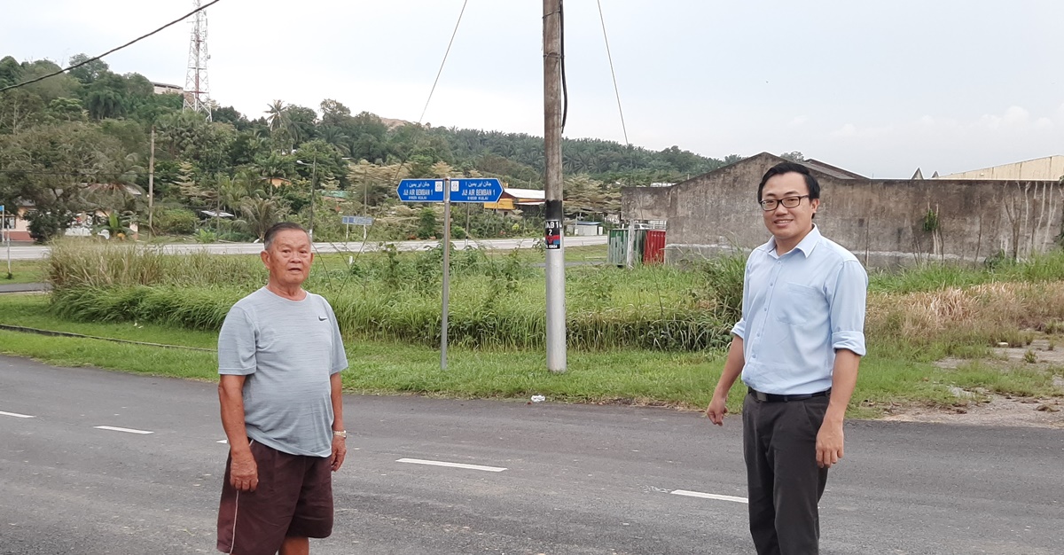黄勃扬（右）与行动党亚逸文满卸任村长陈汉玉（左）视察亚逸文满新村进行的道路提升工程。
