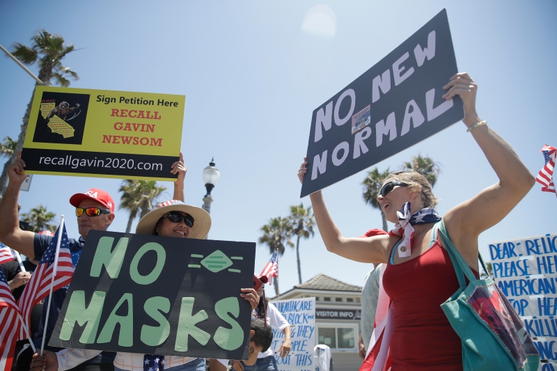 有加州民众在亨廷顿海滩示威，抗议封锁政策及强制戴口罩。（ 美联社照片）