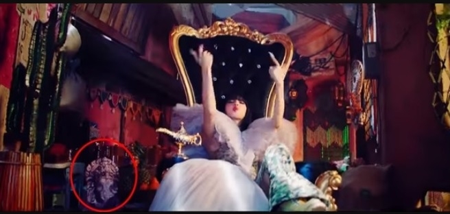 BLACKPINK新歌《How You Like That》MV把印度“象神”当作道具，随便摆放在地上，被认为是对“象神”不敬。