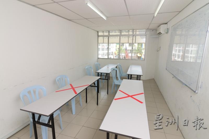 SMART补习辅导学院的课室在进行调整，以安排每堂课在10人。