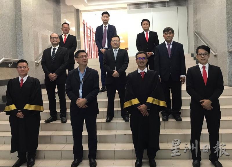马华9名市议员周二在州政府大厦宣誓走马上任。前排左二为杨焕源。