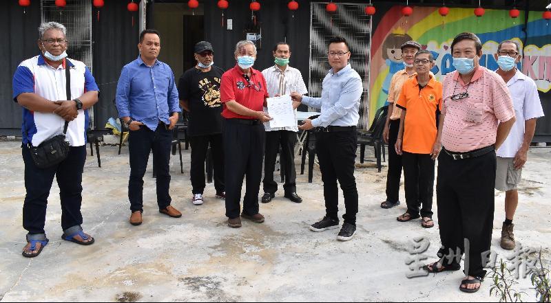 金谷镇居协主席蔡声宝（左四）移交请愿信予蔡求伟（右五）传达给马六甲水务公司，要求正视及解决该花园水压偏低的问题。