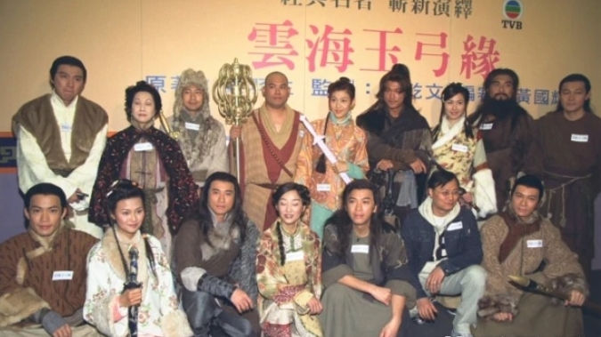 叶璇提到拍古装剧时的女前辈，网民皆猜是2002年播出的《云海玉弓缘》。