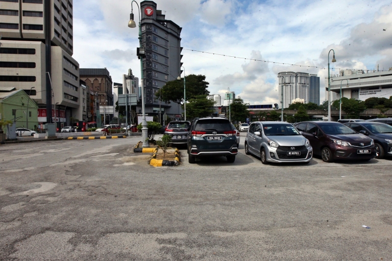 吉隆坡中央艺术坊的停车场许久未进行美化，路面出现大小不一的路洞。