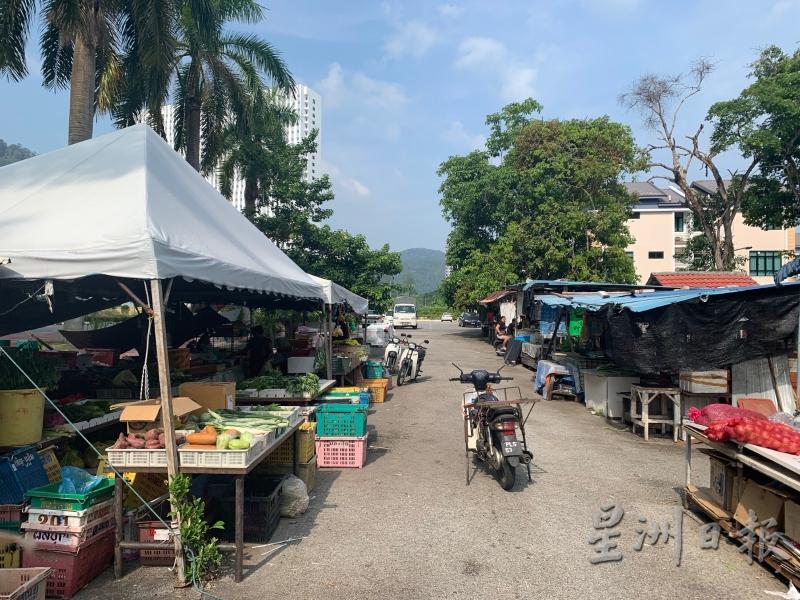 峇都丁宜索洛黄金河路街边巴刹小贩，面对迁入新巴刹高租金问题。