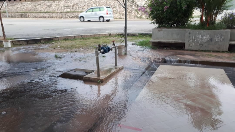 马来亚银行前面的地下水管爆裂，导致文部分市区断水。