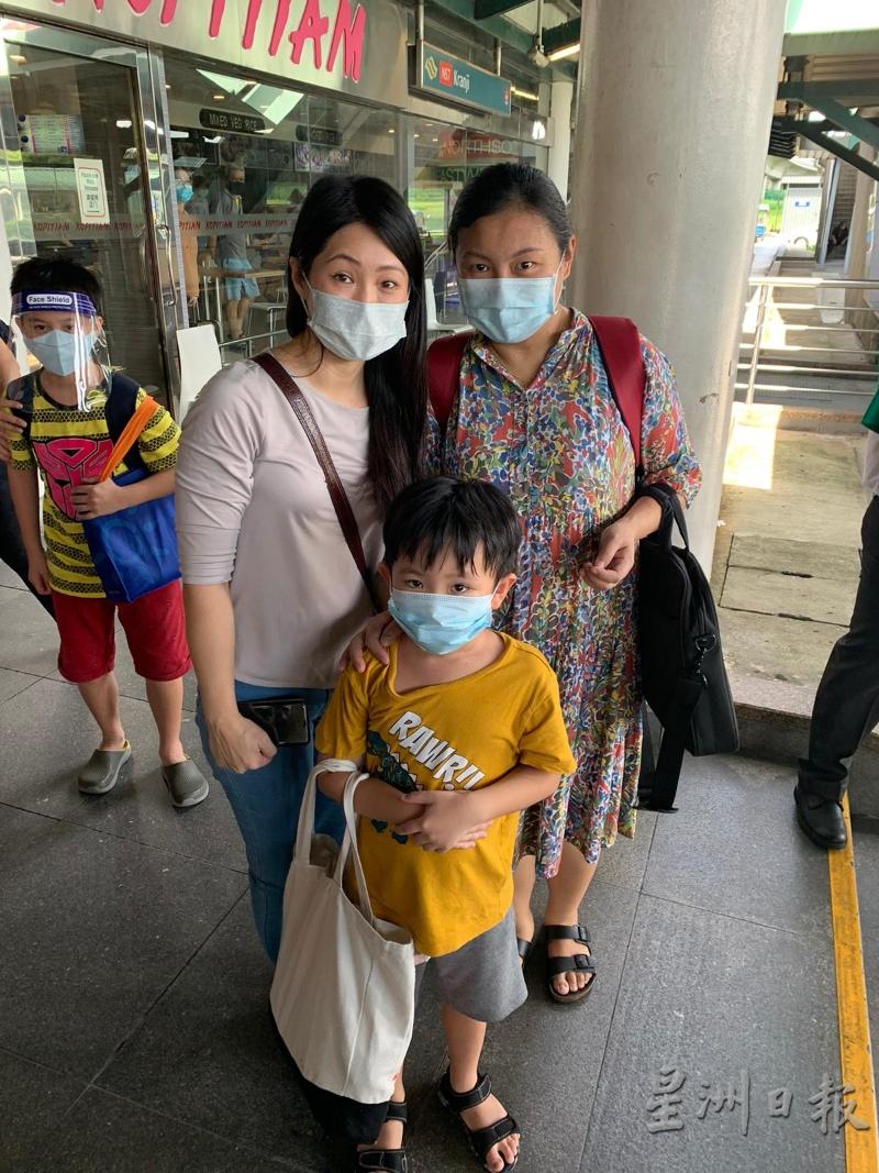 其中一位随队的7岁孩童与大姑（左）及临时保姆合照，留下因疫情意外获得的温暖。
