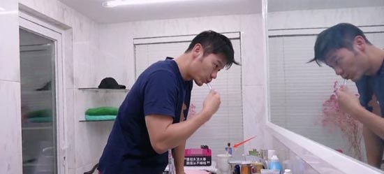 李晨在节目上罕有公开自己的复式豪宅，被眼尖的网民发现厕所内有2个牙刷。