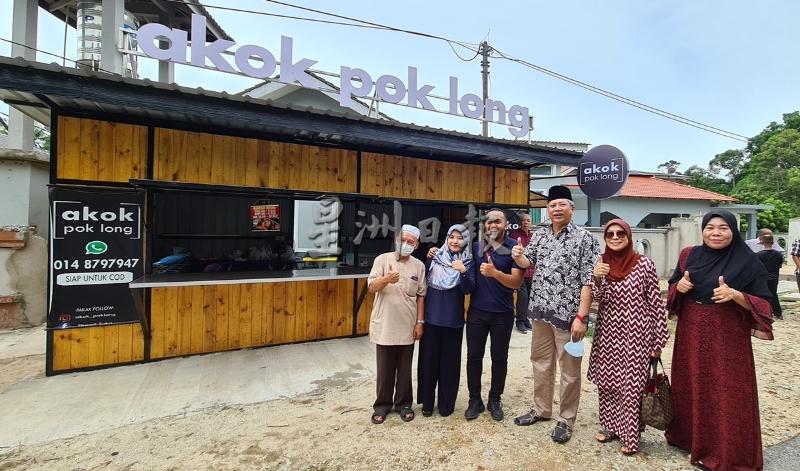 安努亚慕沙（右三）携妻到访Pok Long Akok店，给予年轻创业者鼓励。