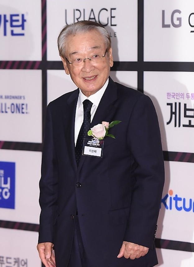 85岁资深男星李顺载是韩剧及韩综的熟脸孔，有国民爷爷的封号，却被爆剥削前经纪人。