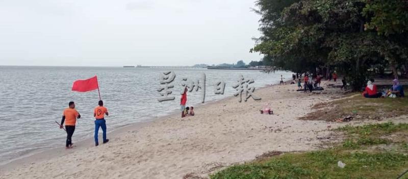 当红旗在海边飘扬，意味该海边暂时禁止民众嬉水及进行水上活动。