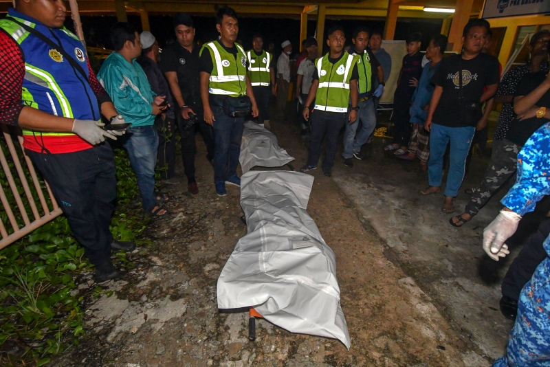 4名死者的遗体先后抵达瓜拉格玛辛码头，事后被送往哥打峇鲁中央医院。（图：马新社）