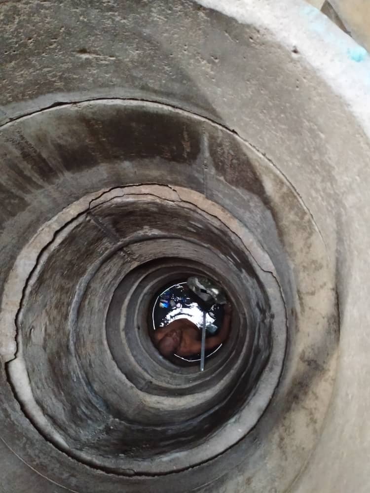 一名印裔老翁不小心坠入井内，消拯局在半小时内将其救出。