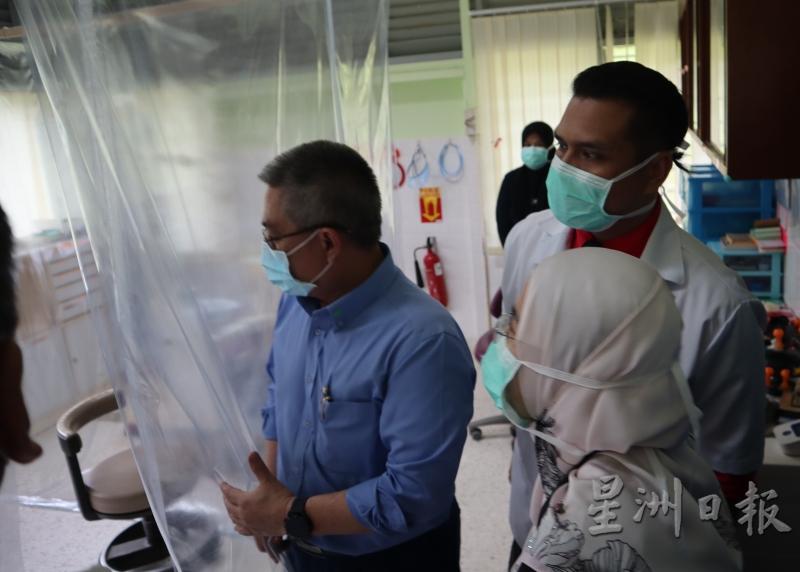 阿汉峇峇（左）查看林明诊所牙医部的情况。