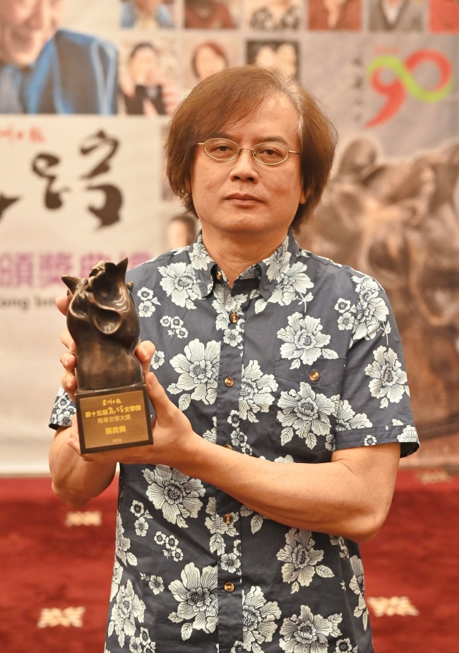 张贵兴在2019年第十五届花踪文学奖，凭《野猪渡河》荣获马华文学大奖。