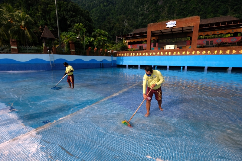 怡保双威打扪迷失乐园的员工正在清理泳池。