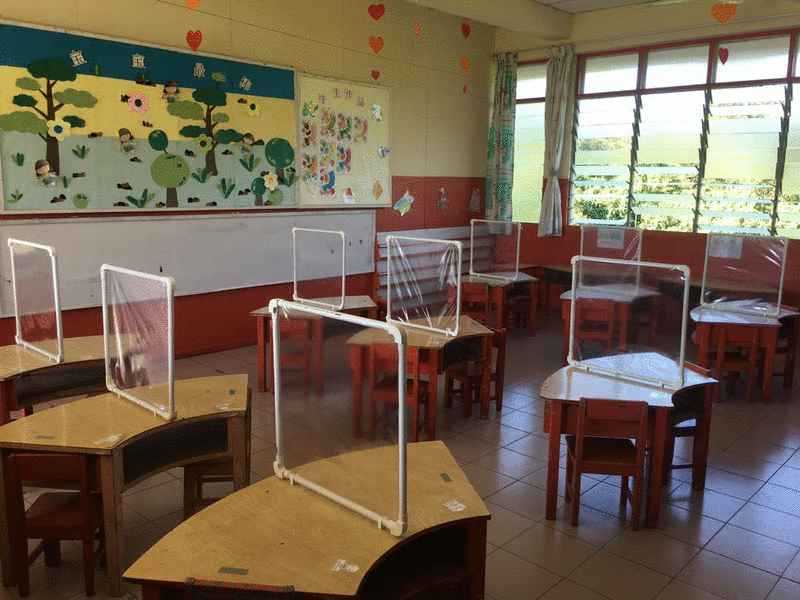 萧天亮制作隔离屏风，放置在小班和中班的桌子，让幼生不易接触飞沫。