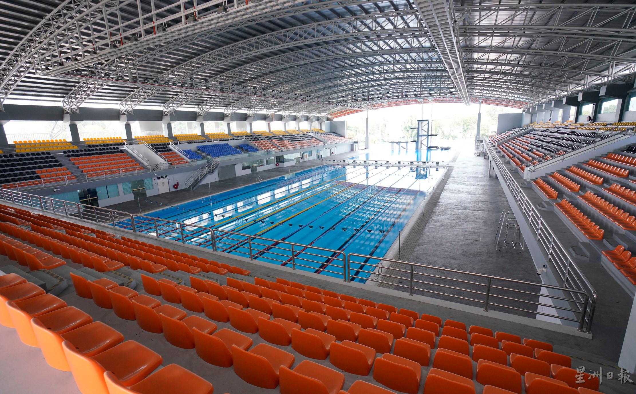 游泳馆分为室内和室外区，室内池只供运动选手训练。