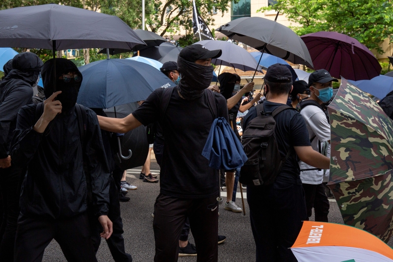黑衣示威者出动，在占领道路期间观望戒备，提防警方突袭。（法新社照片）


