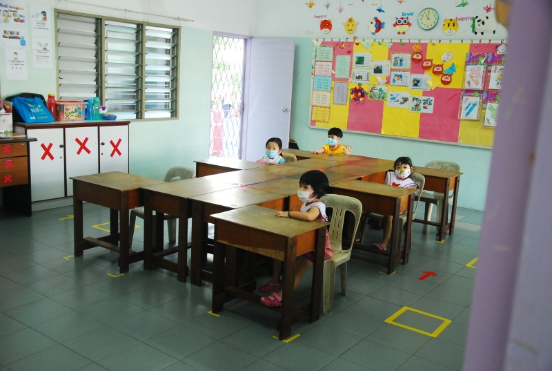 幼稚园复课第一天，只有少数学生返校，教师们将彼此座位都分开一段距离。