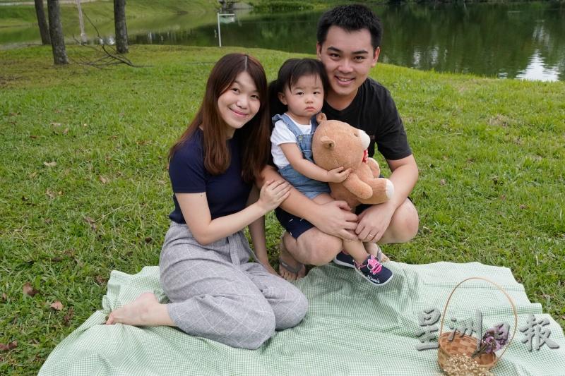 陈晋辉和覃兰诗夫妇带著孩子到公园里野餐和拍照，让孩子接触大自然。