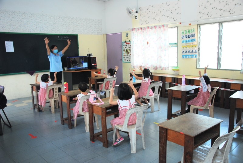 阔别三个月后，菩提幼稚园学生高兴地随著教师上课学习。