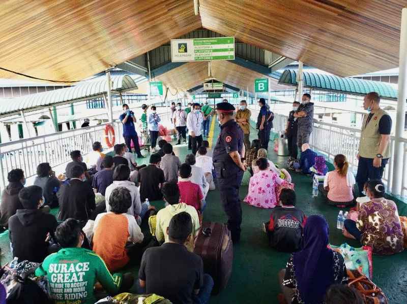 国安会及沙巴移民局昨日（30日）遣返409名来自印尼的非法移民返邻国。