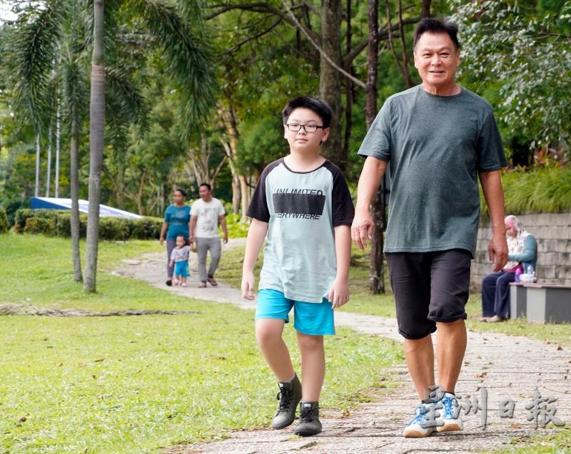 魏志华与外孙黄敬耀到翠林城生态公园散步。
